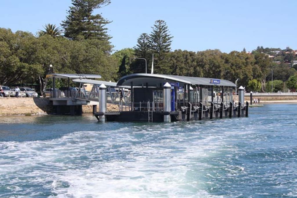 Rose Bay Ferry (15min Walk, 10min to CBD)