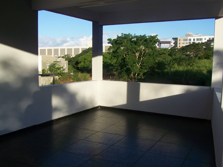 grande terrasse avec la coucher du soleil