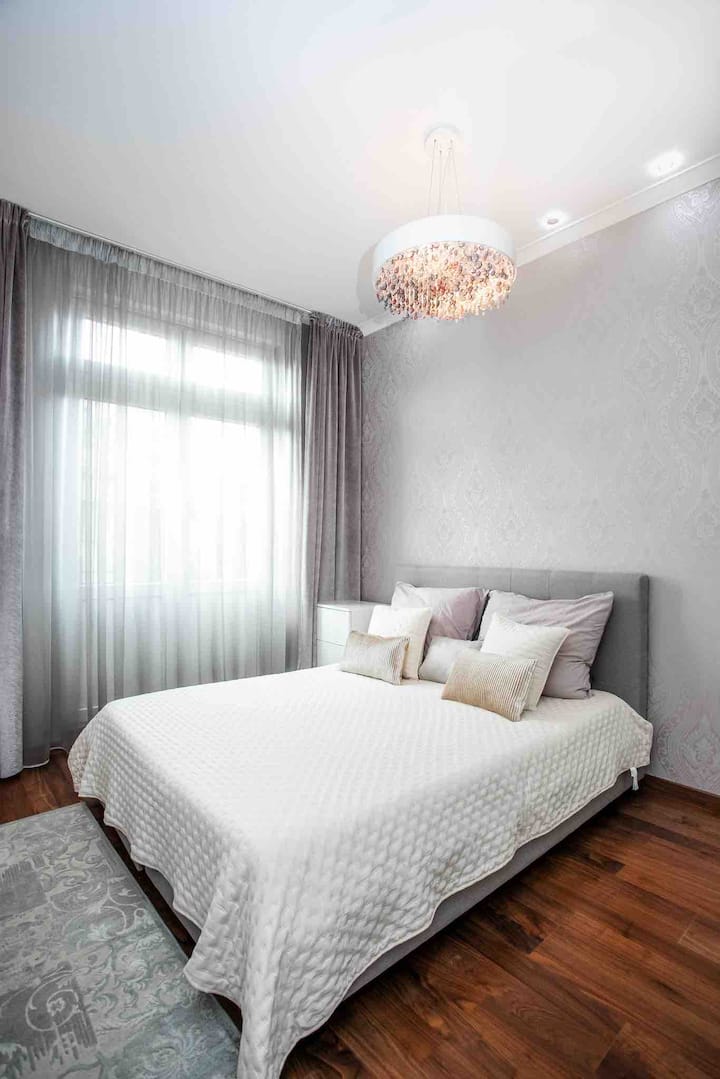 Ndjehu si mbretër ndërsa fle në krevatin me madhësi dopio "queen" në dhomën kryesore të gjumit.