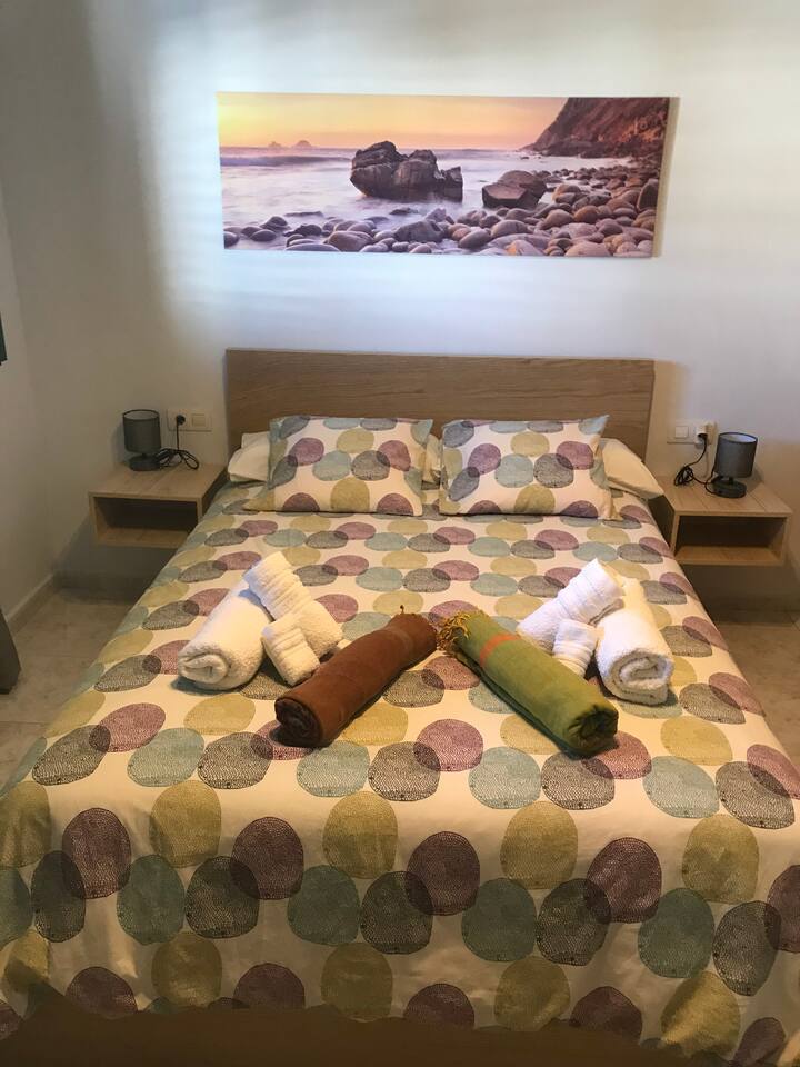 Veľká izba so šatníkom s tromi listami a manželskou posteľou .