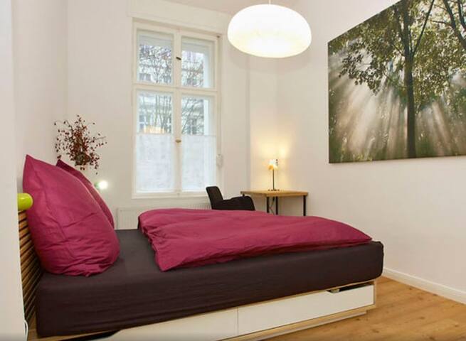 Airbnb Berlin 3 bed, 2 bath – huge flat in P´berg gallery image 4