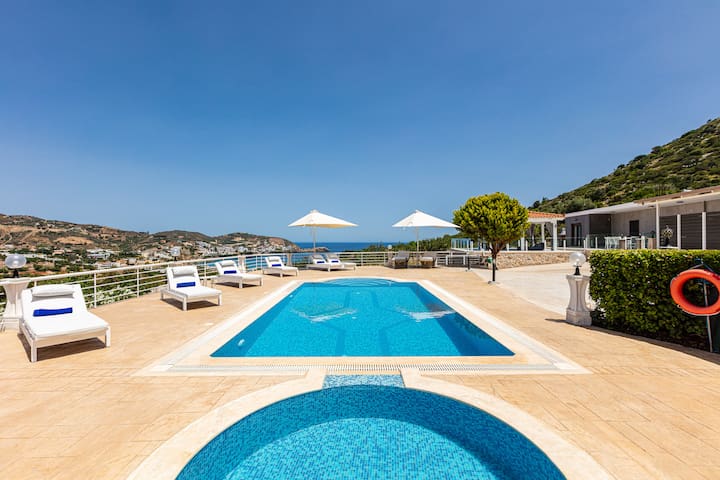 Promitheas Villa, with Pool & Heated Spa Whirlpool gallery image 2