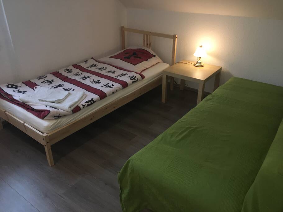 Privatzimmer mit Bett und Schlafcouch