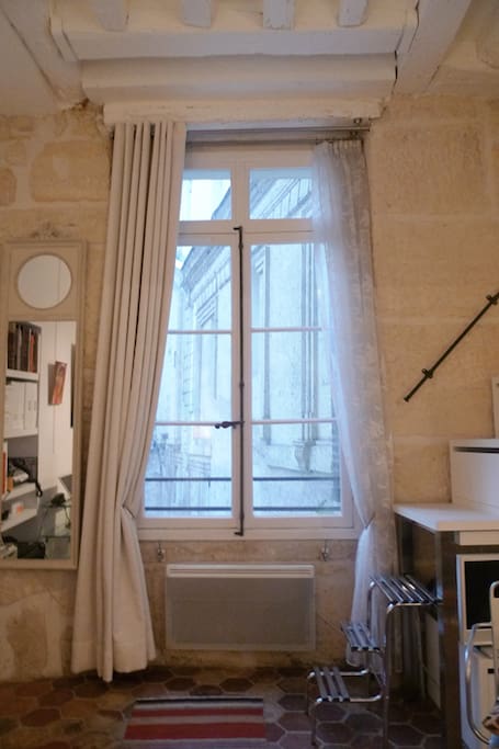Apt AUGUSTIN - Living room window and stone wall