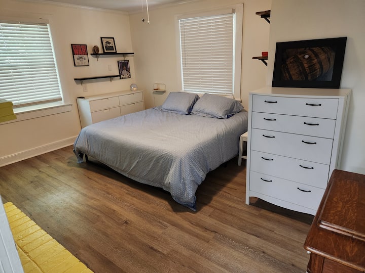 Chumba kikuu cha kulala kutoka kwenye mlango wa ukumbi.