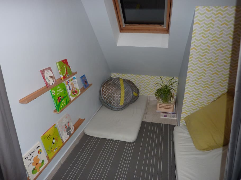 Coin lecture. Possibilité d'y dormir sur un matelas au sol. Pas de porte, se ferme par un rideau.