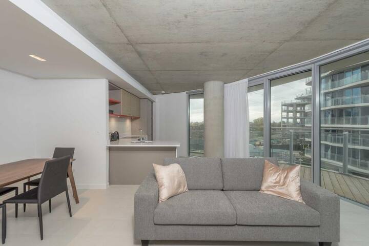 2 Bedroom Penthouse, Views of Canary Wharf and O2 gallery image 3