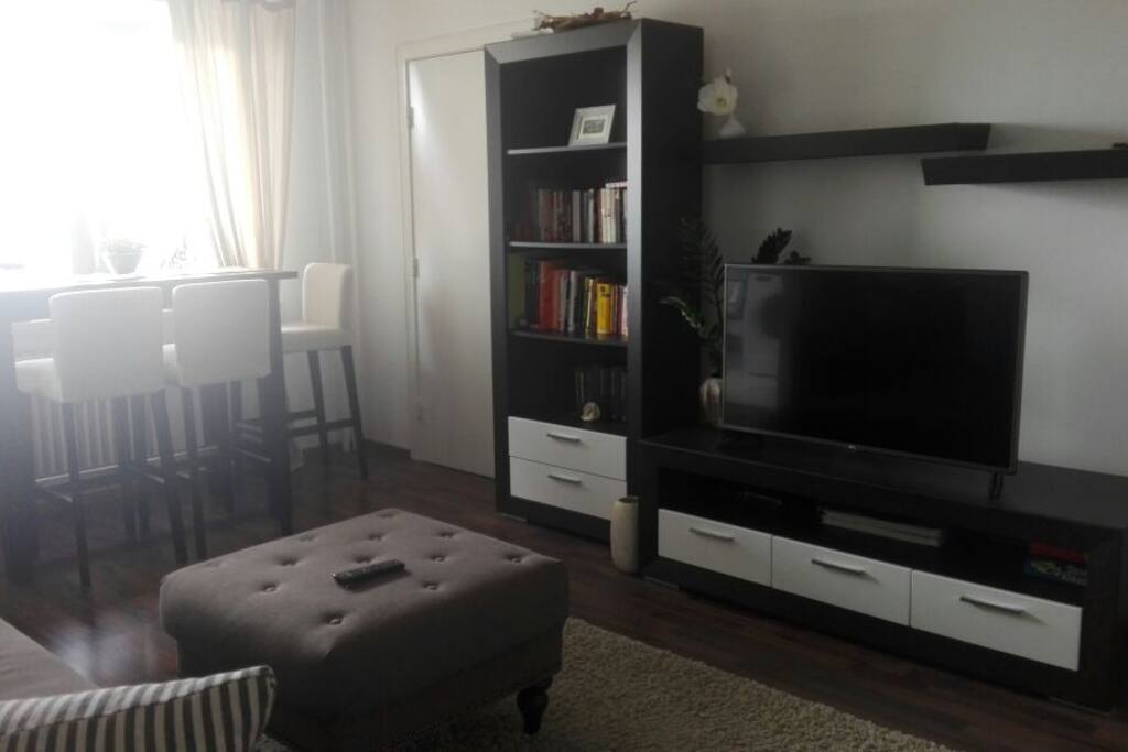 Wohnzimmer mit TV, Netflix und WLAN
