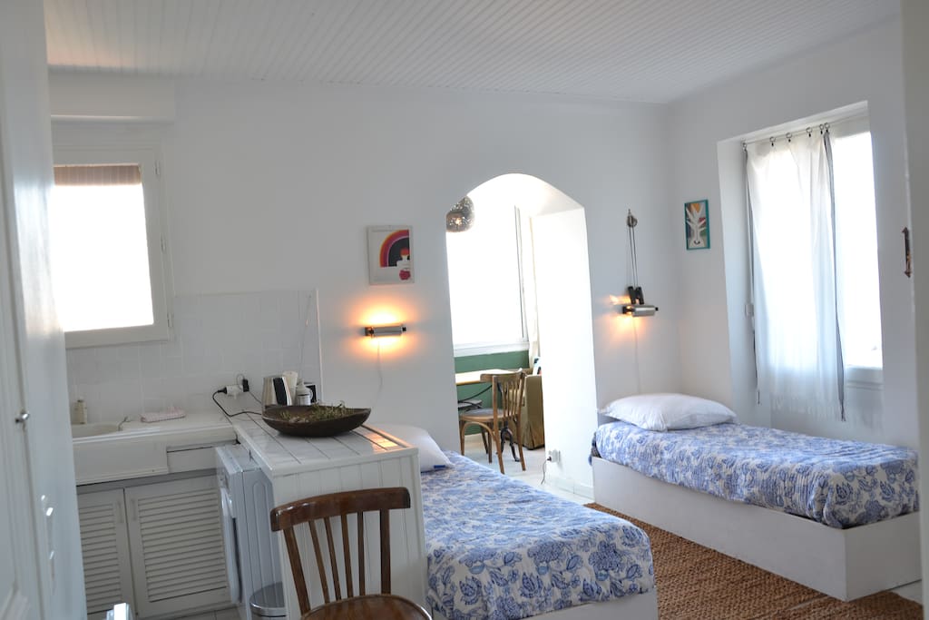 vue depuis l'entrée : cuisine + 2 lits simple + le séjour au fond