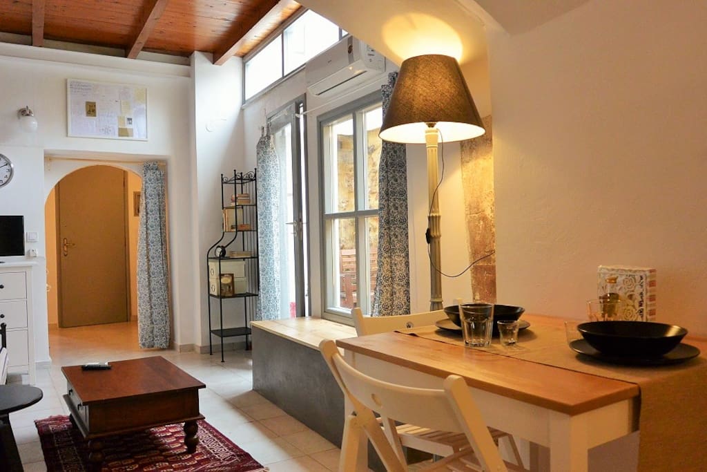 Two preserved Venetian stone arcs divide physically the studio in three rooms: bedroom, living room and a kitchen