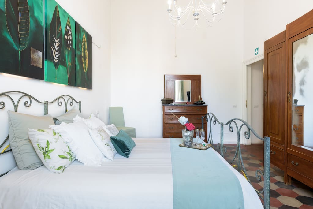 Romantic and elegant apartment with a splendid view of the Colosseum