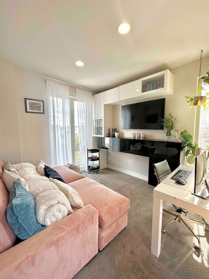 Espacio flexible en la tercera planta. Oficina en casa exclusiva con sofá cama de tamaño completo y baño completo adjunto 