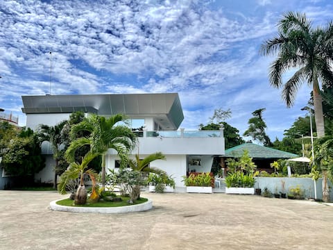 Family Home Retreat - Yours to totally Enjoy.