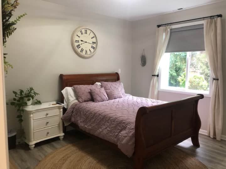 الغرفة رقم2 
مزينة بشكل جميل! نحن نحب أن نسميها زاوية البلد. يأتي مجهزًا بتلفزيون ذكي وأرواب حمام ومناشف ومروحة ومحطة شحن لأي نوع من أنواع الهواتف. 