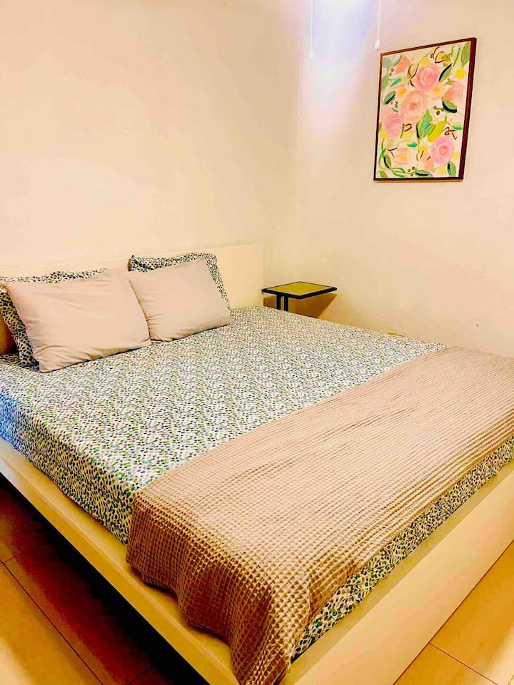 QUARTO 1= NOVA CAMA KING CALIFÓRNIA COM BANHEIRO PRIVATIVO.