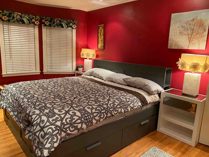 Dormitorio delantero. Cama tamaño king con cómodas.