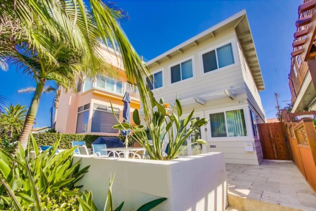 Upscale Duplex w 2 bdrm 2bath apt on ground floor & 1br on top