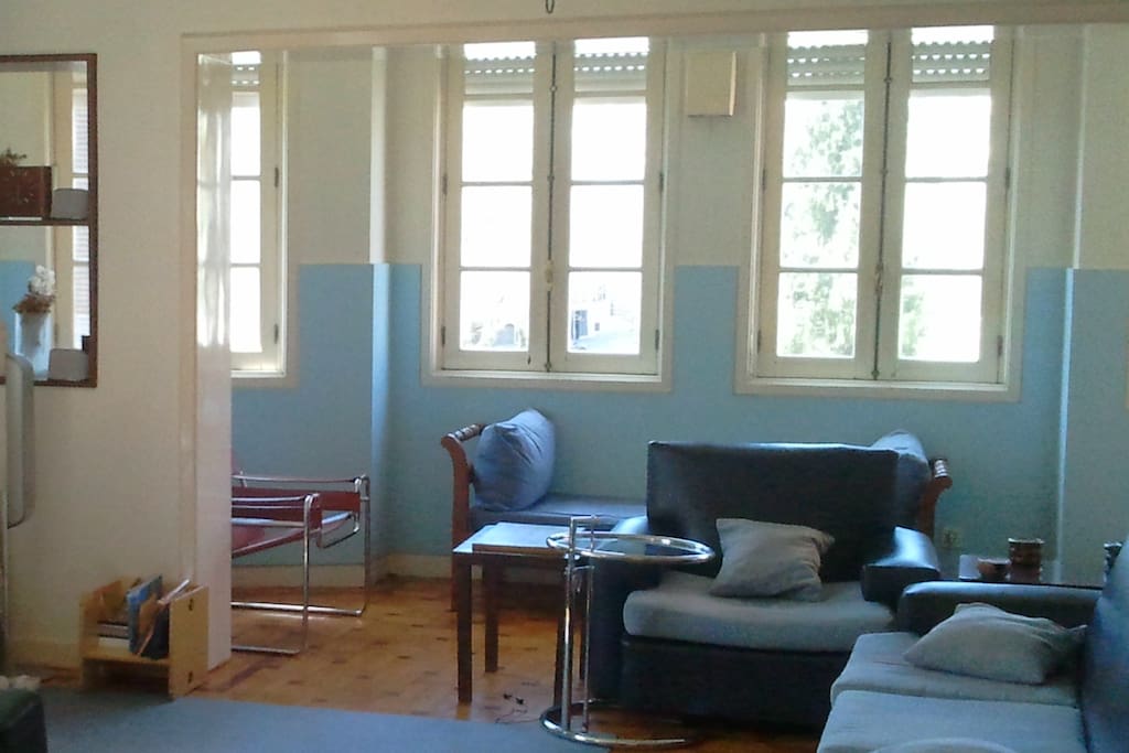 Living and dinning room with a bow-window full of light