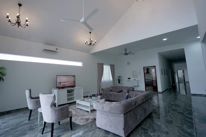 Casa@n7 -  Bungalow With Huge Compound And Pool - Telok Panglima Garang
