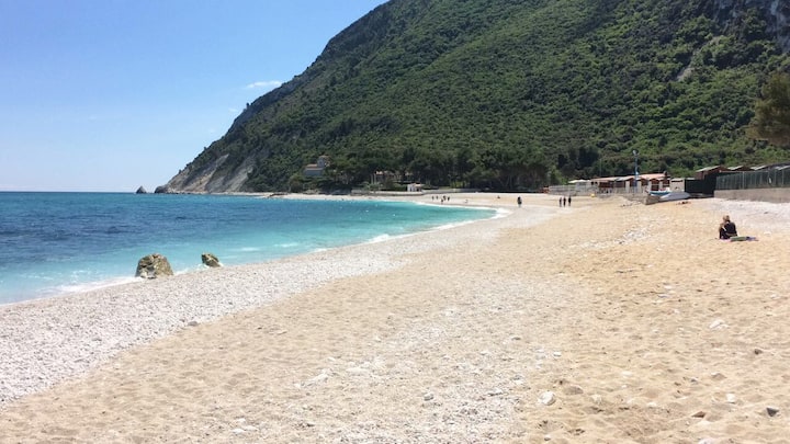 A walk between sea and art