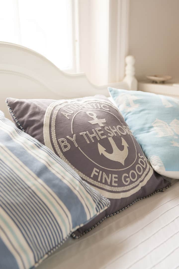 Détendez-vous dans ce lit King Size confortable tout en profitant d'une vue imprenable sur la mer ! !