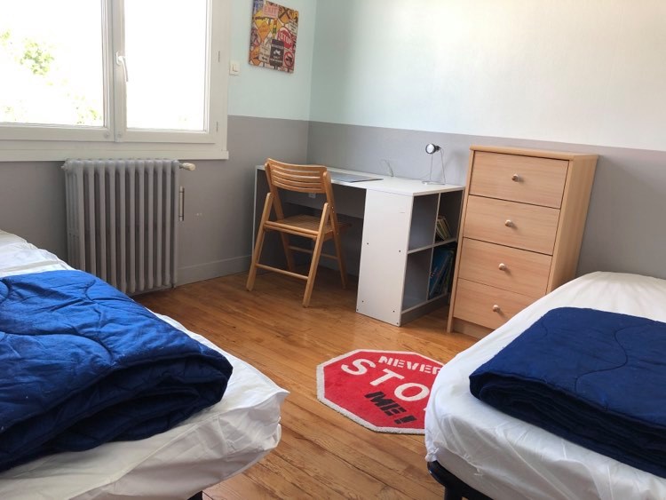 Room with 2 single beds