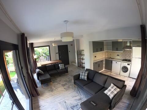 Top Airbnb: 200m to Cukuralti Beach, Garden, Furnished, 3+1 Villa in İzmir