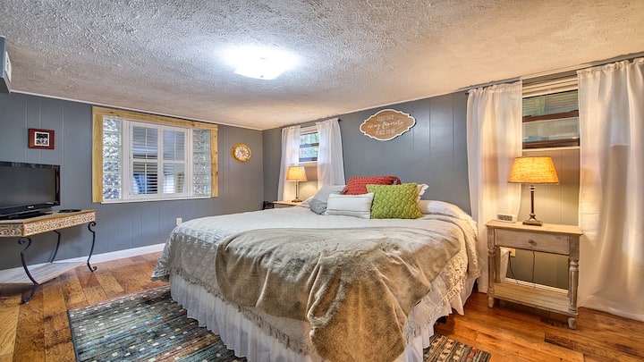 ห้องนอนใหญ่เตียงคิงไซส์ชั้นล่าง