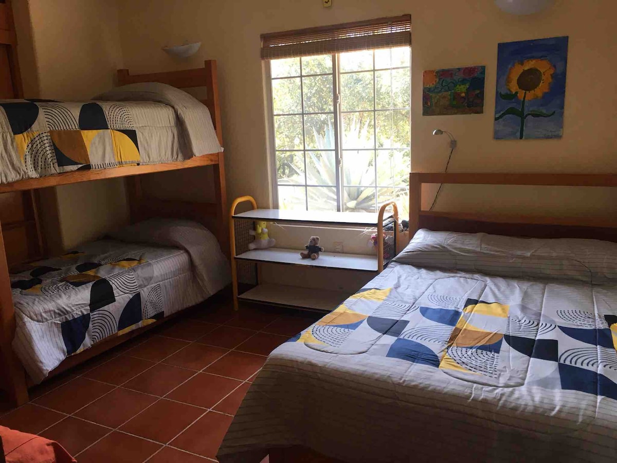 Chumba cha kulala 1 na kitanda cha watu wawili na kitanda cha ghorofa