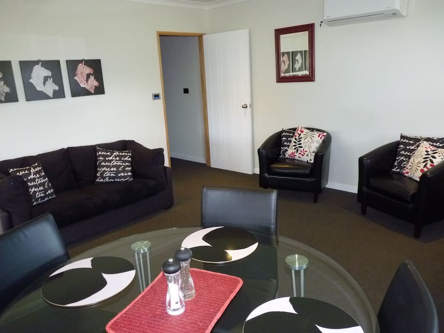 Lounge & Dining Area