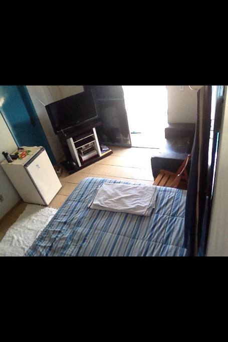 Quarto com frigobar, tv, Clouset de frente pra piscina