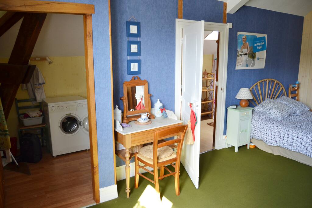 grande chambre,vue sur salle de bain et coin buanderie.