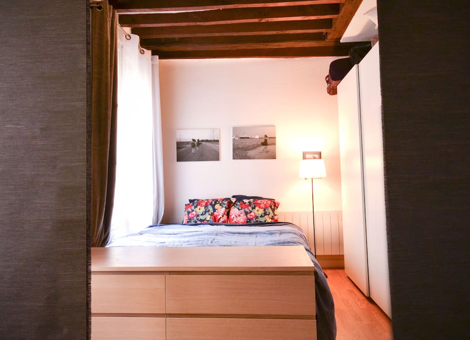 Panneaux japonais séparant espace chambre du salon / Japanese curtains separating bedroom area from living room