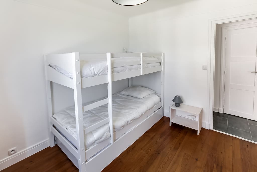 La chambre d'enfant avec 1 lit tirroir