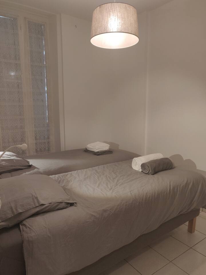 Dormitorio:
se proporcionan sábanas y toallas.