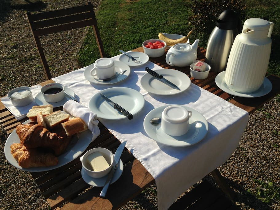petit déjeuner en supplément 7€ sur la terrasse dans la salle à manger ou dans la chambre