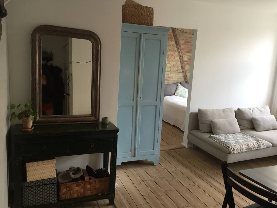 Livingroom with access to bedroom