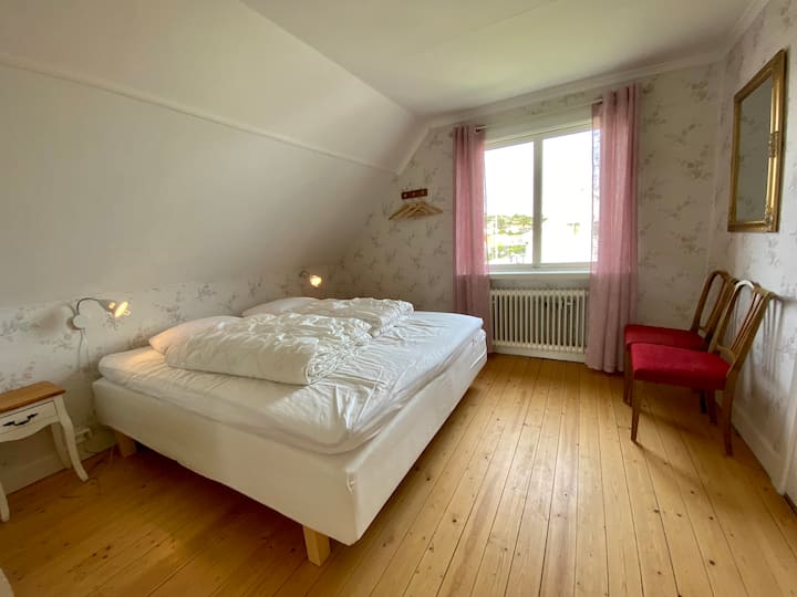 Საძინებელი 1 ზემოთ. Ერთი ორადგილიანი საწოლი 180 სმ სიგანით.