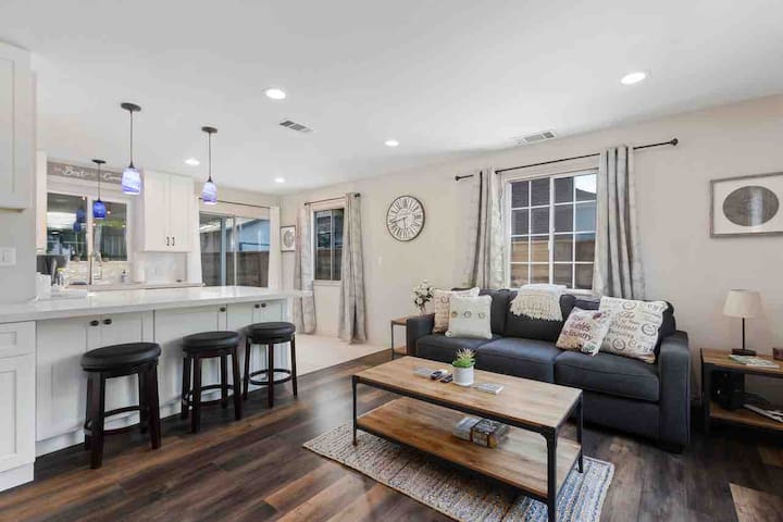 King Beds, Firepit, A/C, Walk to Downtown, Dogs Ok