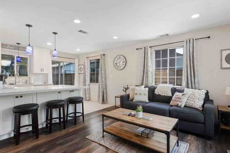 King Beds, Firepit, A/C, Walk to Parks, Dogs Ok