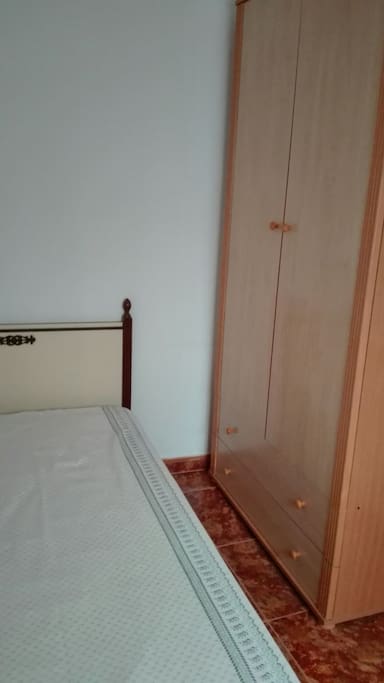 Esta es la habitación de invitados, es pequeña, pero cuenta con armario y cama