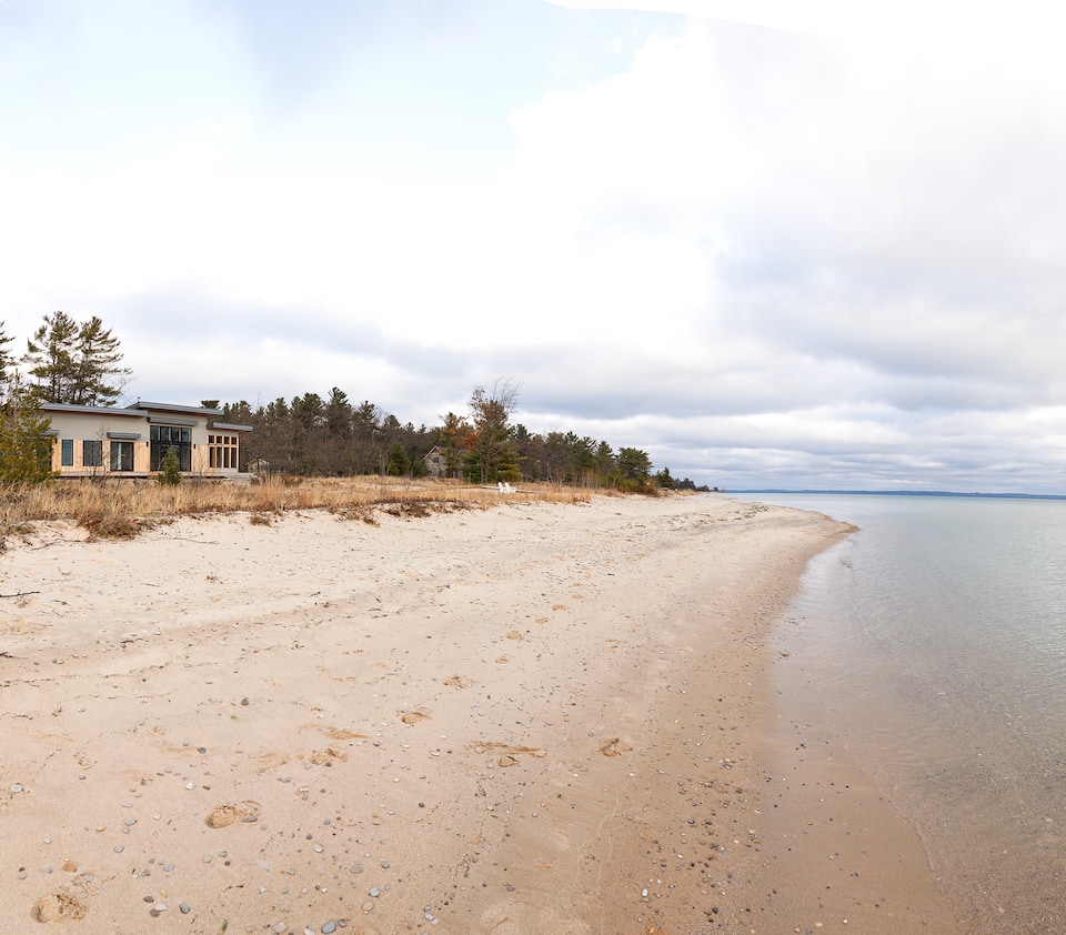 A modern beach house on Grand Traverse Bay, Northport, Michigan, United States, photo 2 of 10