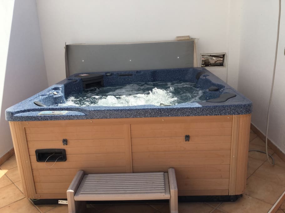 Large mega powerful hot tub great to watch stars in