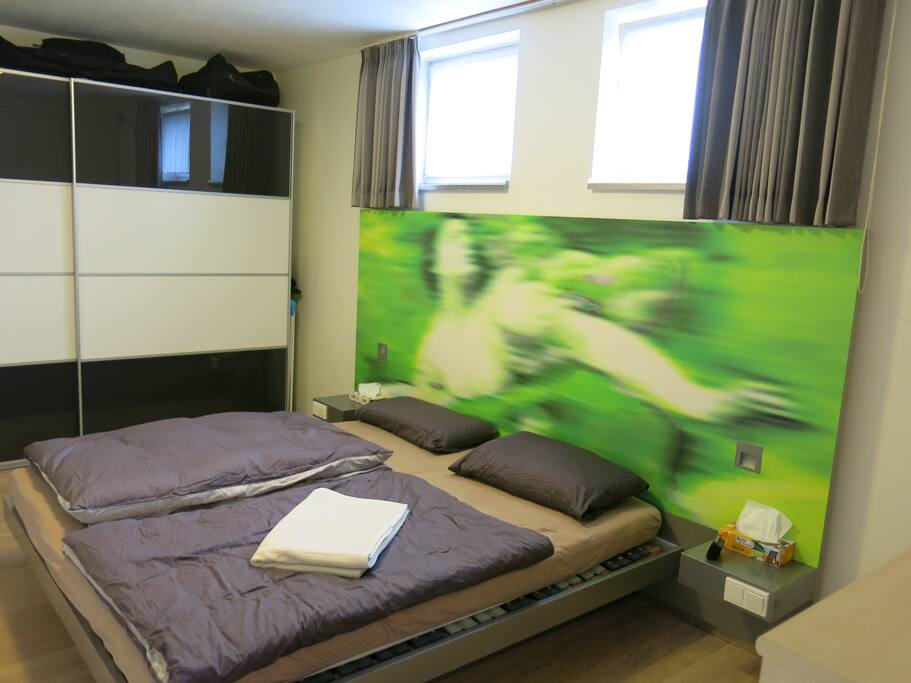 Hochwertiges Schlafzimmer mit Parkett-Boden