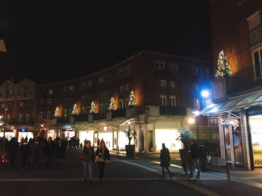楼下繁华的步行街,包括服装、餐饮、starbucks、图书馆、剧院、电影院等