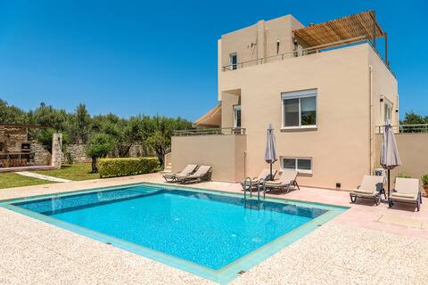 6 Bedroom Villa, Private Pool, 500m from the beach