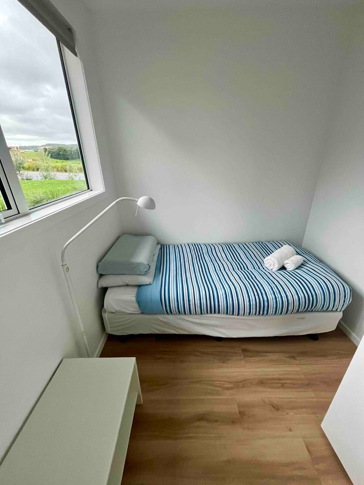 Четвърта стая, с единично легло. Това е мъничка стая до всекидневната, далеч от крилото на спалните. Съдържа само едно единично легло и рафт и не е официално посочена като „четвърта спалня“ само поради малкия си размер. 