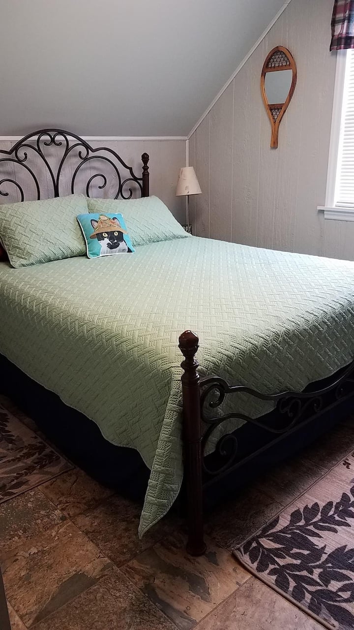 Queen size bed in the bedroom.