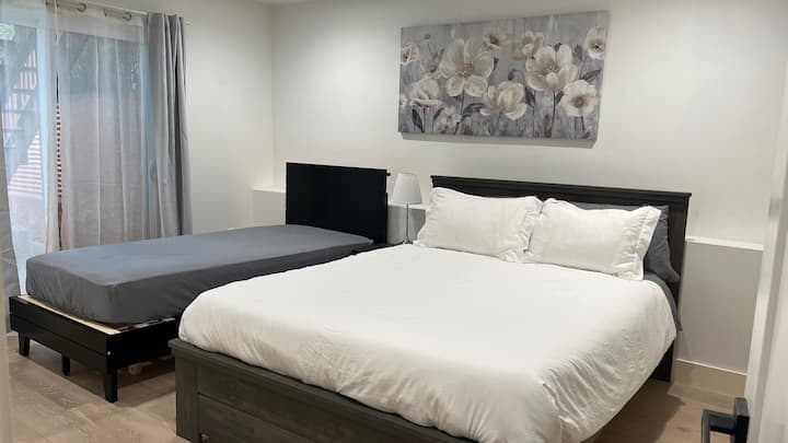 غرفة أساسية وسرير بحجم كوين + سرير مزدوج مقاس XL