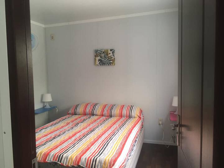 Habitación, con cama matrimonial, entra practi cuna si traen.